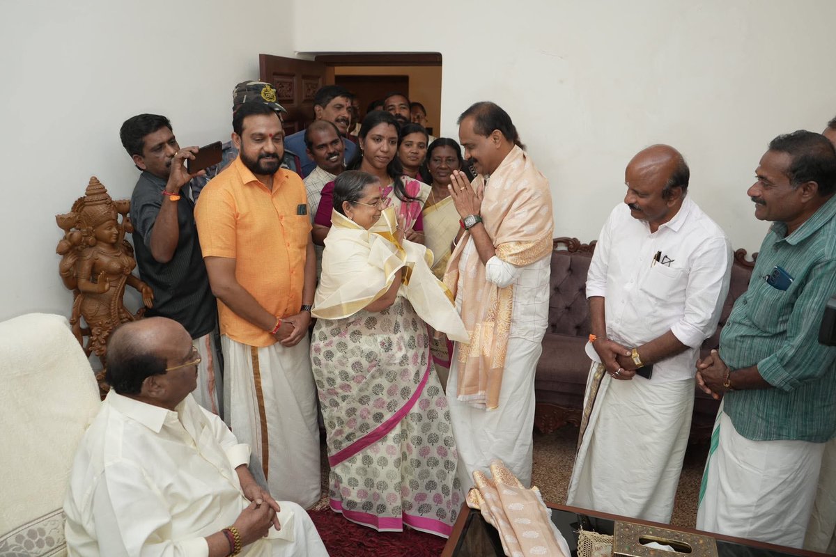 കണിച്ചുകുളങ്ങരയിലെ വസതിയിലെത്തി എസ് എൻ ഡി പി യോഗം ജനറൽ സെക്രട്ടറി ശ്രീ വെള്ളാപ്പള്ളിയെയും കുടുംബാങ്ങളെയും സന്ദർശിച്ചു.