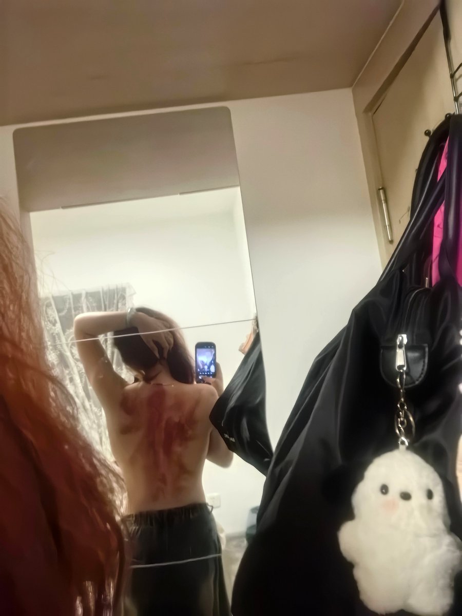 昨天断更是因为……
喝到快三点回来又吃瓜到四点半，八点试图翻身结果疼醒…