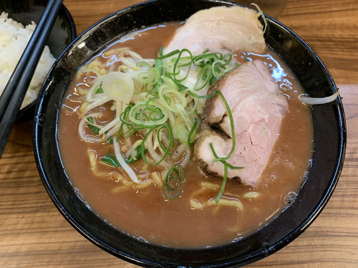 _doublebind's tweet image. 武道家限定味噌武道ラーメン
全てはブレの範疇だが、想像を絶する味噌の濃さ・ド分厚い端豚・コーン入れるの忘れられた、の3点。それぞれが良いとか悪いとかではなく、いつだってこの引いた手札で戦わないといけねえんだよな、と新年をやっていく覚悟を決めるにふさわしい一杯