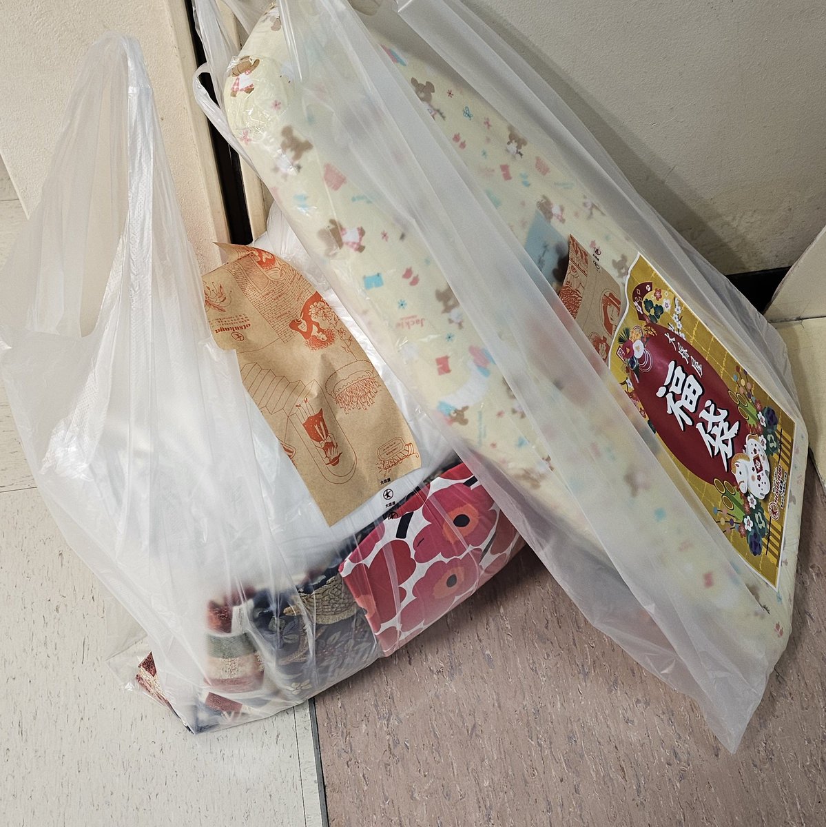 mega_11's tweet photo. 大塚屋さんの福袋☺️地下と3階！楽しかった～ https://t.co/CsEBizG8po
