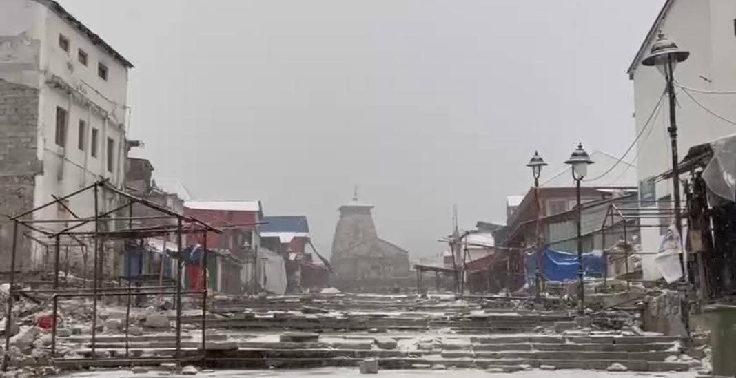 #Snowfall blankets #KedarnathDham, bathing the revered Himalayan shrine in pristine white as winter deepens in the region 

📸<a href="/sukantatoi/">Sukanta Mukherjee</a>