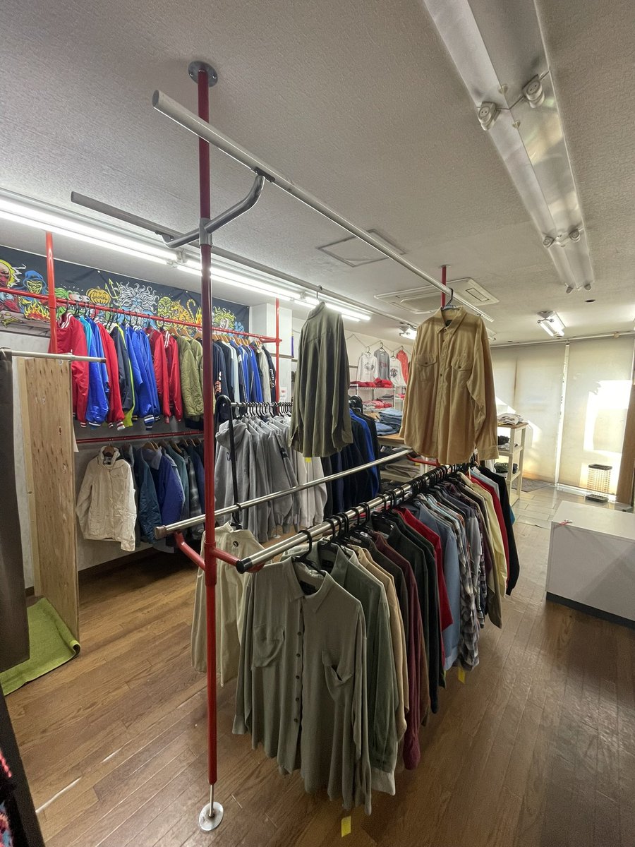 年末年始でハンガーレール増やした。
古着を仕入れて埋めたい…
けど、資金がない。