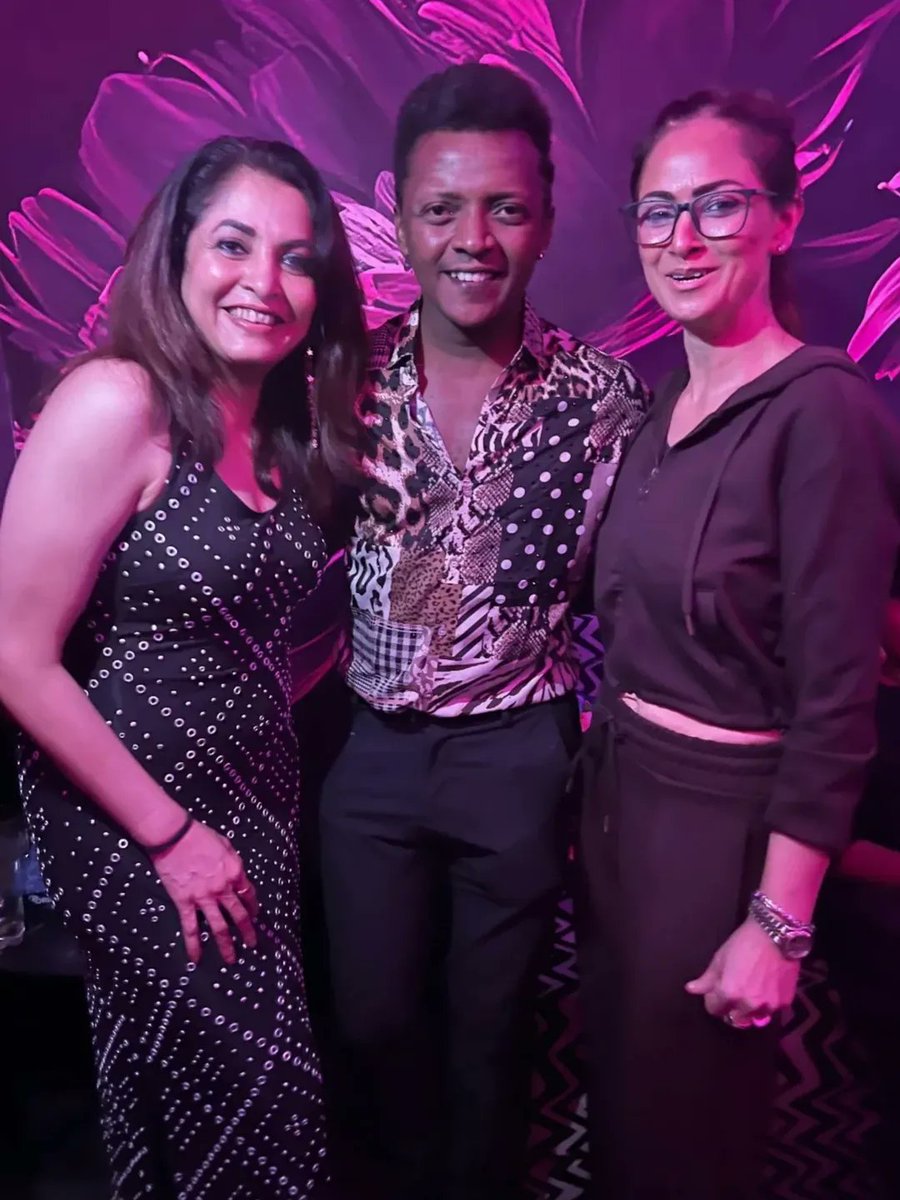 SimranFansClub's tweet photo. #Thalaivi @SimranbaggaOffc with @meramyakrishnan ma'am @realsarathkumar sir @realradikaa ma'am #SidneySladen sir😍 https://t.co/p45suEpoM7