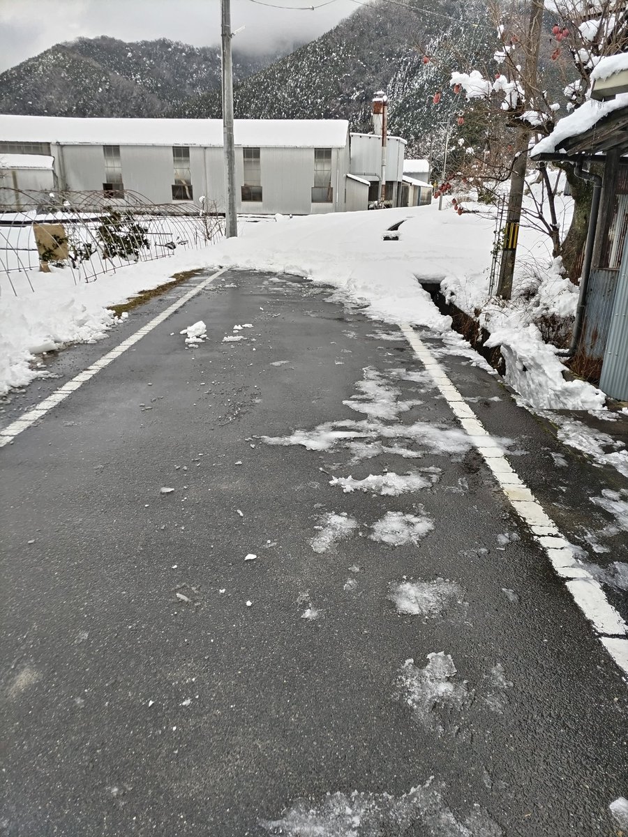 digico5884's tweet photo. 昼過ぎに除雪車来たぁ～‼️🎉

陸の孤島を免れたよぉ～💦

わが家から県道方向のみ除雪して、颯爽と帰って行った‼️
（他所の除雪に回ったんだろうけど…）

反対側は、まぁ他に家が無いから…そのまんま…💦😂

#大雪
#雪かき
#除雪 https://t.co/QFKR06XuD2