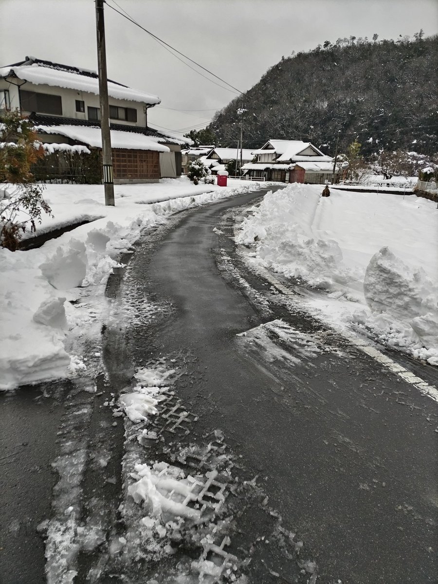 digico5884's tweet photo. 昼過ぎに除雪車来たぁ～‼️🎉

陸の孤島を免れたよぉ～💦

わが家から県道方向のみ除雪して、颯爽と帰って行った‼️
（他所の除雪に回ったんだろうけど…）

反対側は、まぁ他に家が無いから…そのまんま…💦😂

#大雪
#雪かき
#除雪 https://t.co/QFKR06XuD2
