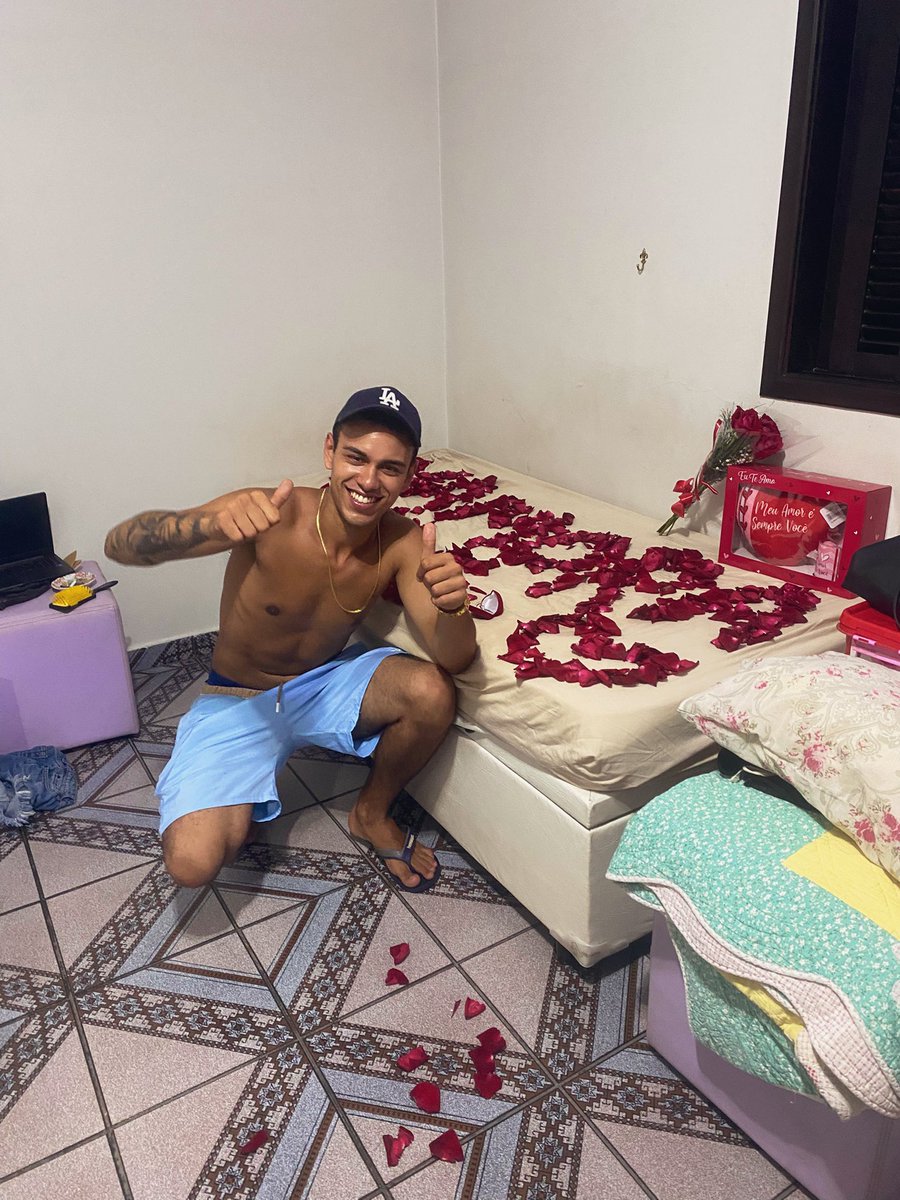 rafaelatammy's tweet photo. o chão é feio mas foi a surpresa mais fofa da vida ♥️💍 https://t.co/diTmUKZleO