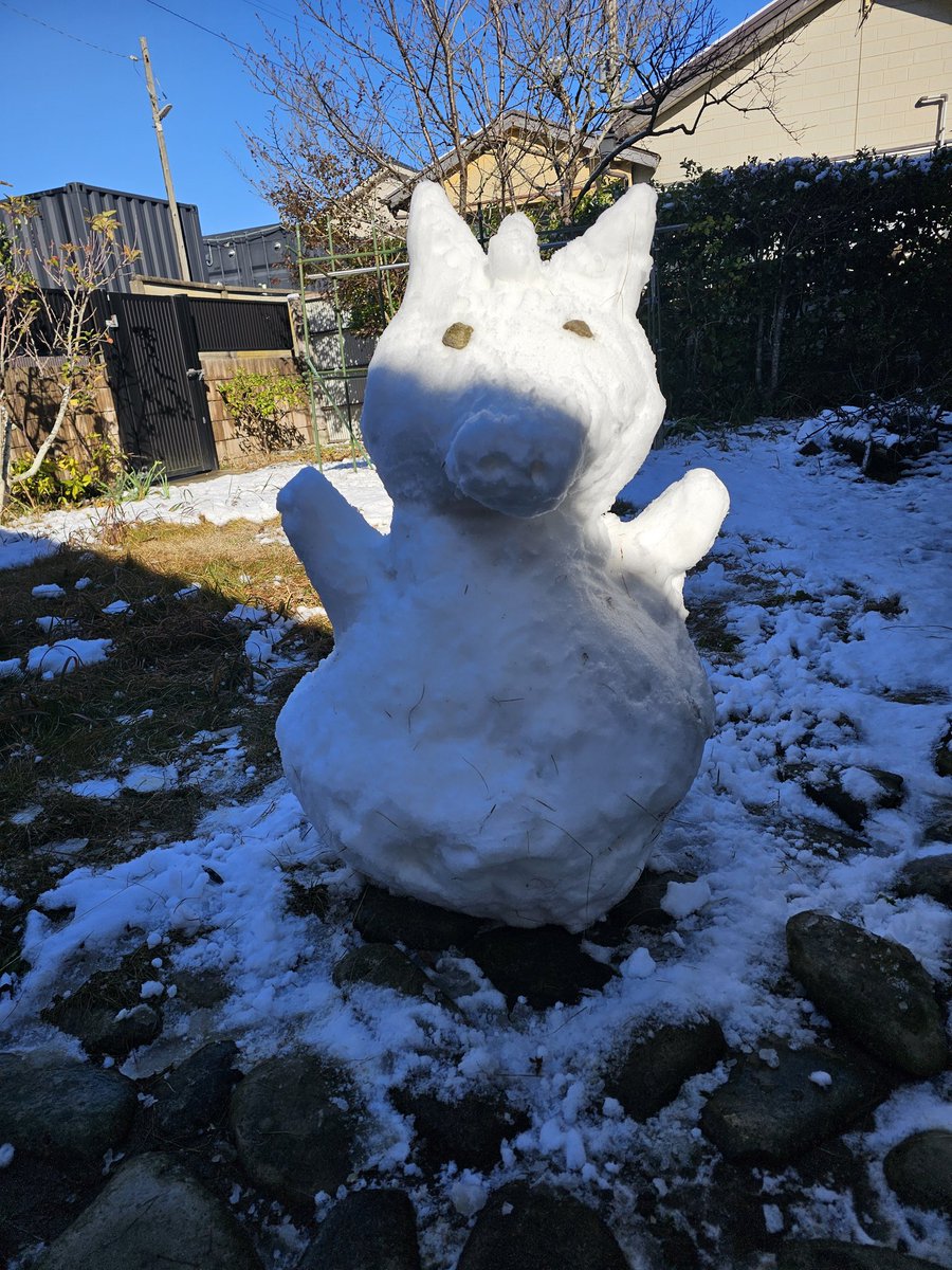 yasu8930's tweet photo. 雪降って積もったから雪だるま作ってみた。 https://t.co/OTrxR7VrWP