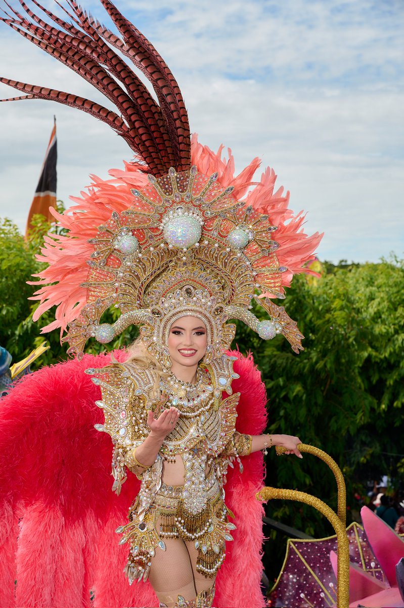 Los carnavales de Las Tablas y de muchos lugares han perdido su esencia.

 Antes no se le gritaban a las reinas tantas cosas horrendas. Se daban pistas y una tenía que ver quien era. Ahora son cantos explícitos, donde no se perdona ni mama, ni familia, ni difuntos. Mientas mas