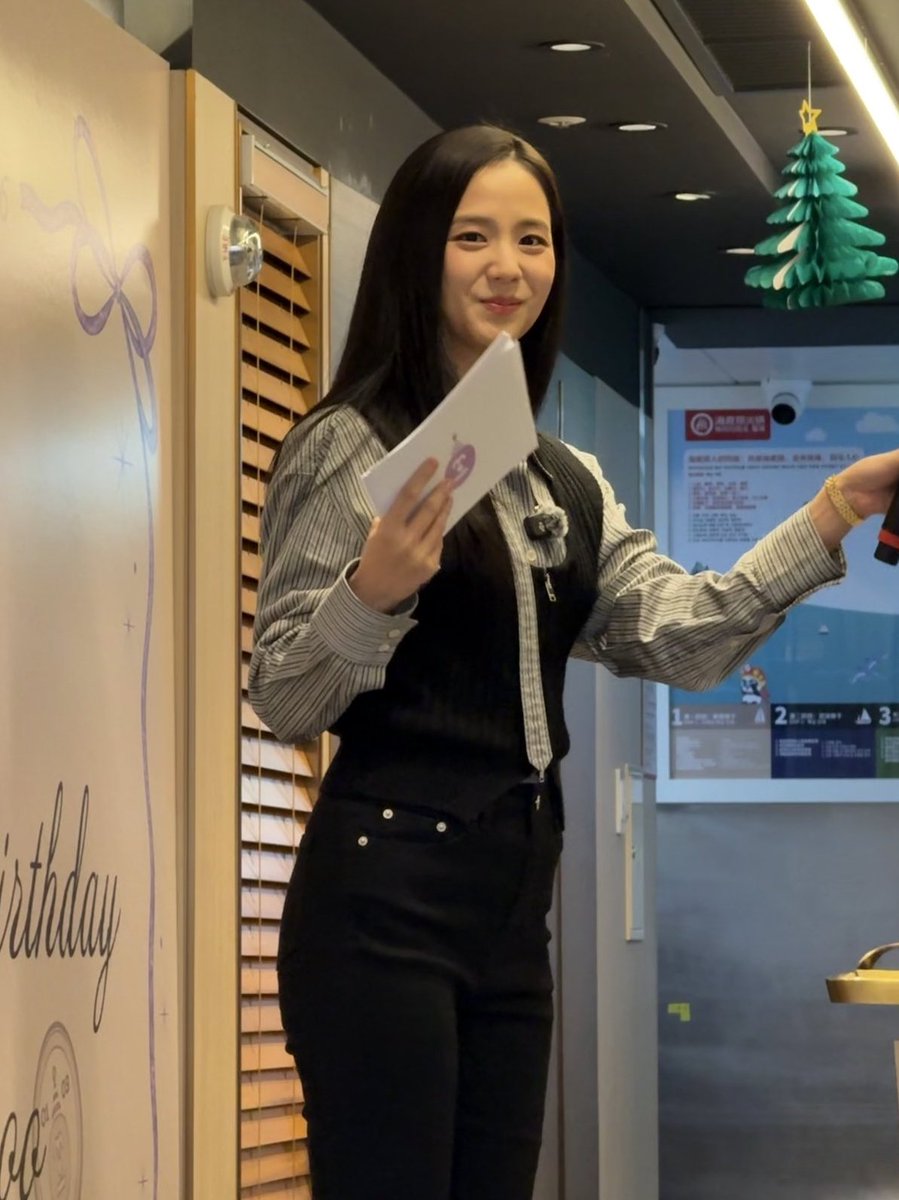 OUR BIRTHDAY GIRL JISOO