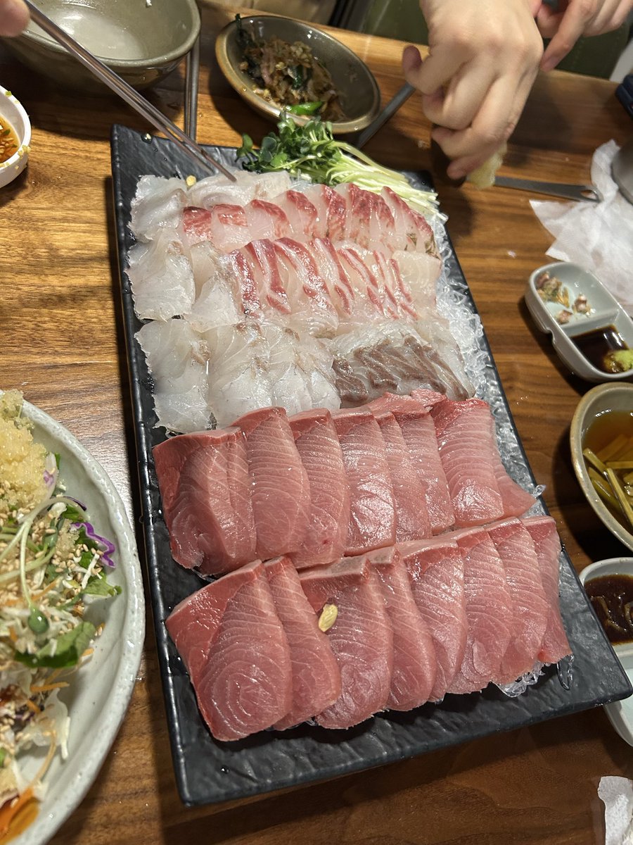 MeridaPark__'s tweet image. Freshly sliced sashimi perfection 🐟✨
Layers of tuna and white fish, cut thick, served icy-cold—this is how seafood dreams look on a table.

#Sashimi #SeafoodLovers #Foodie #KoreanFood #FreshCatch