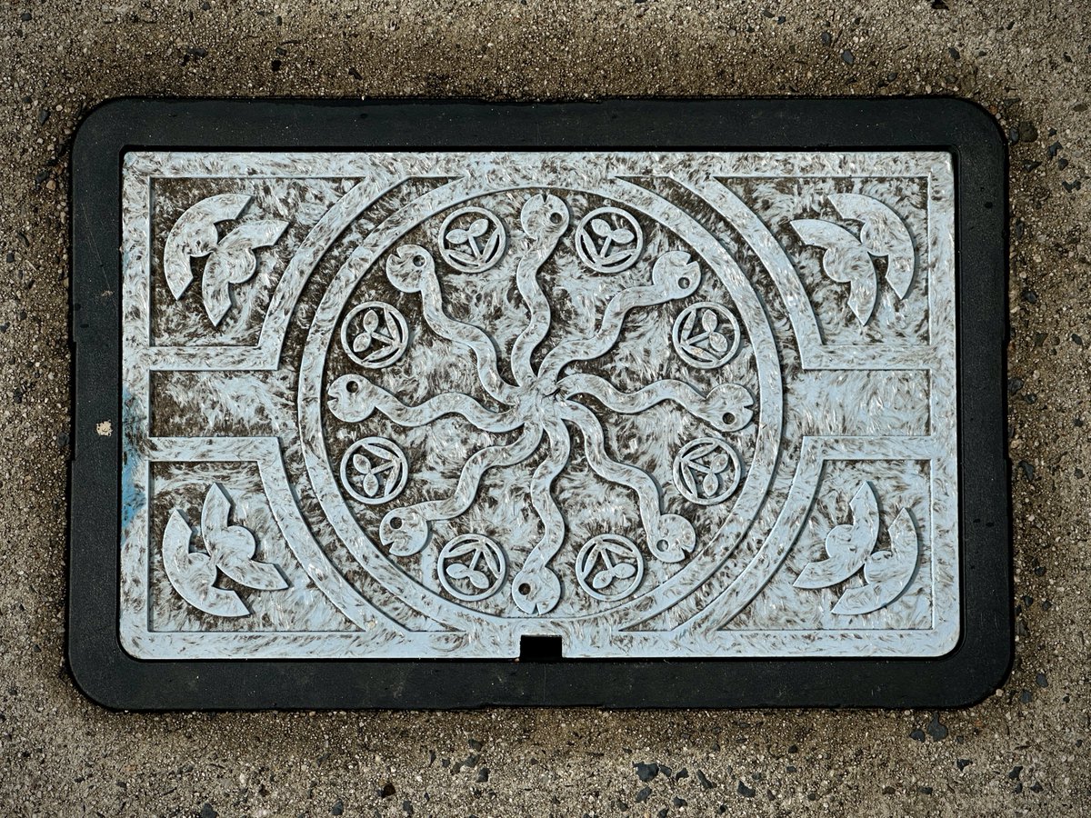 島根県出雲市の八岐大蛇のマンホール、かなり良い。