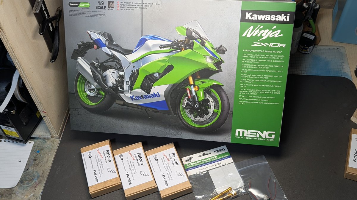 MENG 1/9 ZX10-R 次はこれを作ろうかな。 Falconさんからディティール
