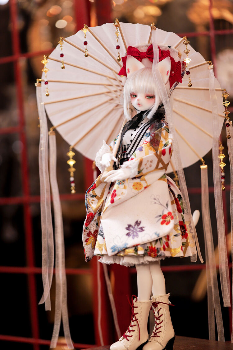 DDollstock's tweet photo. 【DOLKラジオ会館店♢入荷ドール】
✨DOLK×DEAR MINE🐱
【VIVIEN L. cool 初夢 ver. Limited】

──初夢や さめても花は はなごころ

美猫VIVIEN L. cool ver.お正月限定『初夢 ver.』が店頭に登場です！
コラボならではの美しい和装に身を包んだ美猫、この機会にぜひ…！

40cm/¥137,700 https://t.co/PmHeCIMuph