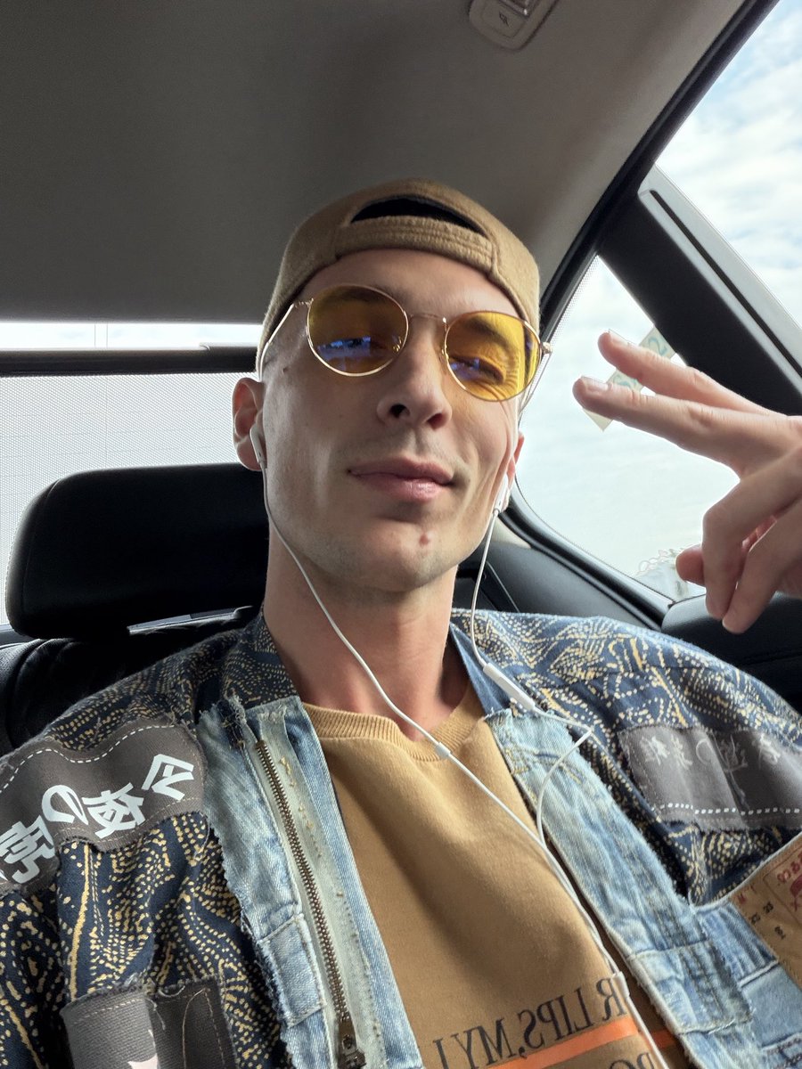 Luke Belmar 👽 tweet media