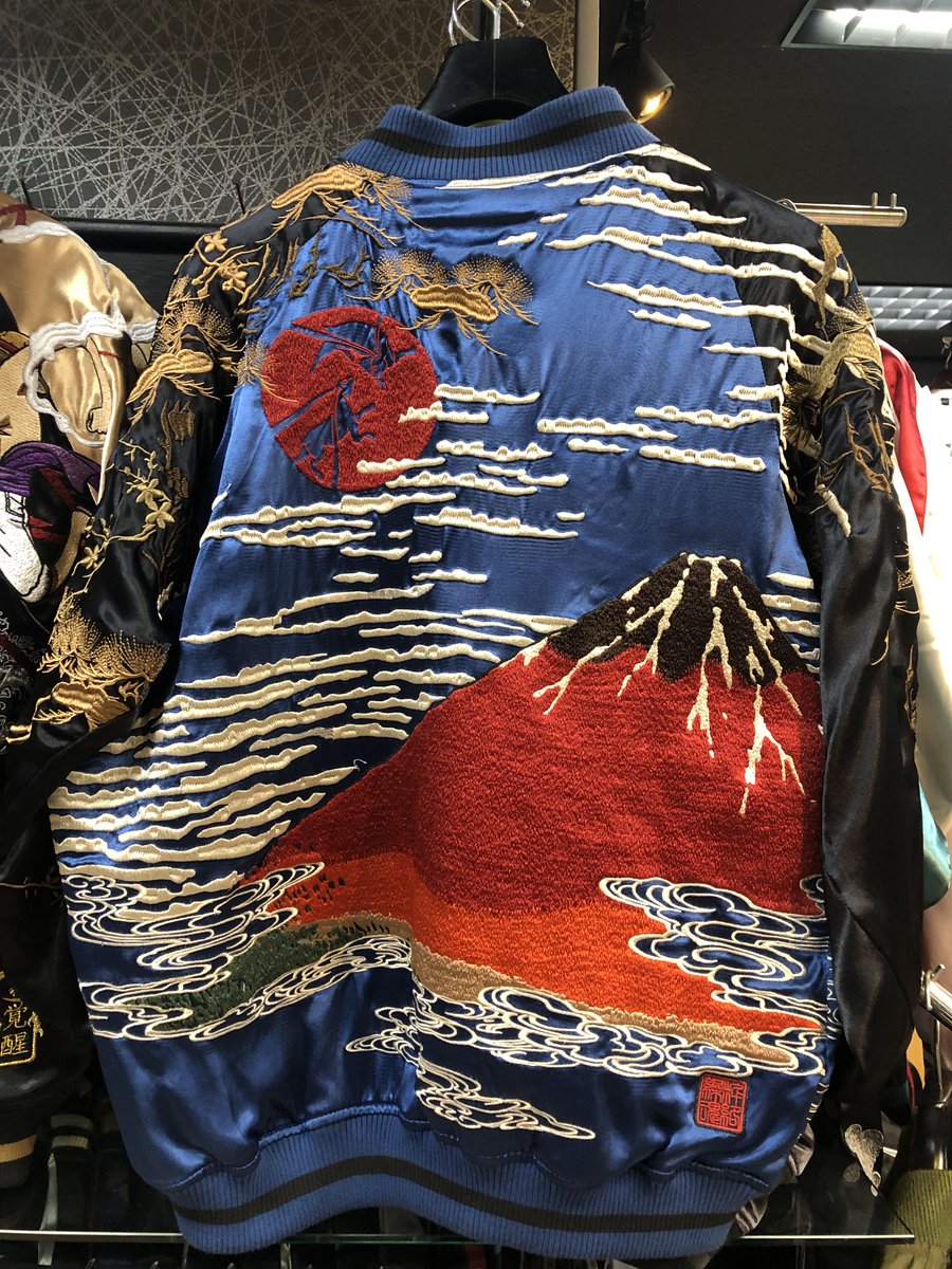ichiya_1947's tweet photo. こんにちは、イチヤ帯屋町店です
本日は新着商品をご紹介！✨

大迫力の #赤富士 の表面の刺繍と 
シンプルでシックな裏面デザインで
 #リバーシブル で2WAYコーデ！
究極の #スカジャン ！

詳細はこちらから：https://t.co/V5PdHHmPPn 
  
#帯屋町
#メンズファッション 
#和柄 
#ストリートスタイル https://t.co/6MkCgyMSJN