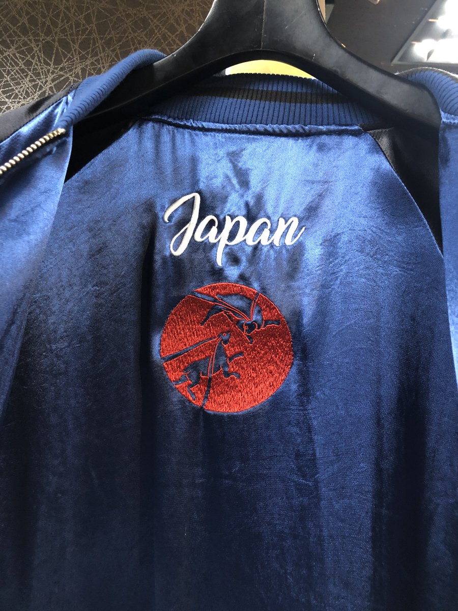 ichiya_1947's tweet photo. こんにちは、イチヤ帯屋町店です
本日は新着商品をご紹介！✨

大迫力の #赤富士 の表面の刺繍と 
シンプルでシックな裏面デザインで
 #リバーシブル で2WAYコーデ！
究極の #スカジャン ！

詳細はこちらから：https://t.co/V5PdHHmPPn 
  
#帯屋町
#メンズファッション 
#和柄 
#ストリートスタイル https://t.co/6MkCgyMSJN