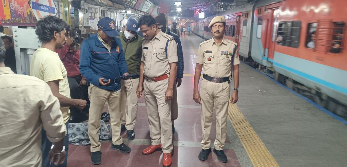 prakasam_police's tweet photo. ప్రజల భద్రతే లక్ష్యంగా ప్రకాశం జిల్లా పోలీసులు రైల్వే స్టేషన్, బస్ స్టాండ్‌లలో కట్టుదిట్టమైన తనిఖీలు నిర్వహించారు. అనుమానాస్పద వ్యక్తులు, సామాన్లను పరిశీలిస్తూ శాంతి భద్రతల పరిరక్షణకు ముందస్తు చర్యలు చేపట్టారు.

#PrakasamPolice #PublicSafety #SecurityChecks #RailwayStation https://t.co/gmmUj5uMlF