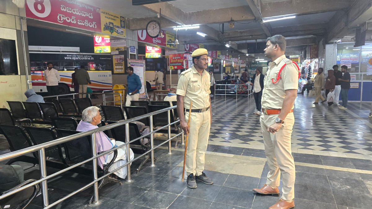 prakasam_police's tweet photo. ప్రజల భద్రతే లక్ష్యంగా ప్రకాశం జిల్లా పోలీసులు రైల్వే స్టేషన్, బస్ స్టాండ్‌లలో కట్టుదిట్టమైన తనిఖీలు నిర్వహించారు. అనుమానాస్పద వ్యక్తులు, సామాన్లను పరిశీలిస్తూ శాంతి భద్రతల పరిరక్షణకు ముందస్తు చర్యలు చేపట్టారు.

#PrakasamPolice #PublicSafety #SecurityChecks #RailwayStation https://t.co/gmmUj5uMlF