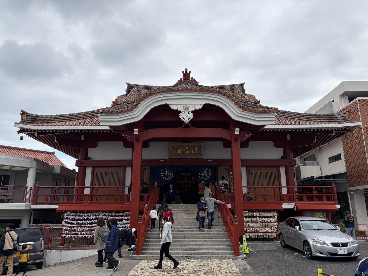 nobuting's tweet image. 今日は慈眼院首里観音堂で2回目の初詣。屋台とかはないけど、かなりの混雑。
駐車場は行列。那覇市内では山の上なので景色も良かった。