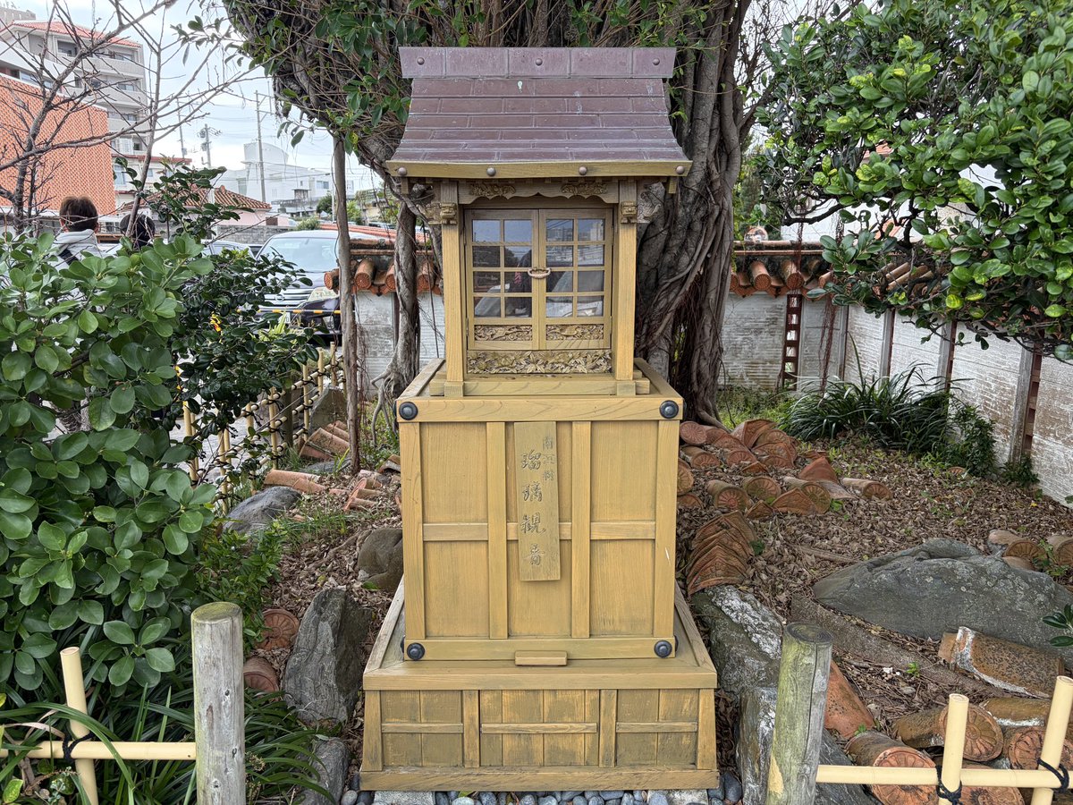 nobuting's tweet image. 今日は慈眼院首里観音堂で2回目の初詣。屋台とかはないけど、かなりの混雑。
駐車場は行列。那覇市内では山の上なので景色も良かった。