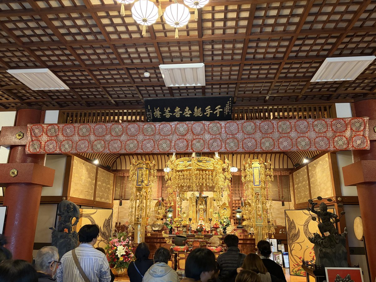 nobuting's tweet image. 今日は慈眼院首里観音堂で2回目の初詣。屋台とかはないけど、かなりの混雑。
駐車場は行列。那覇市内では山の上なので景色も良かった。