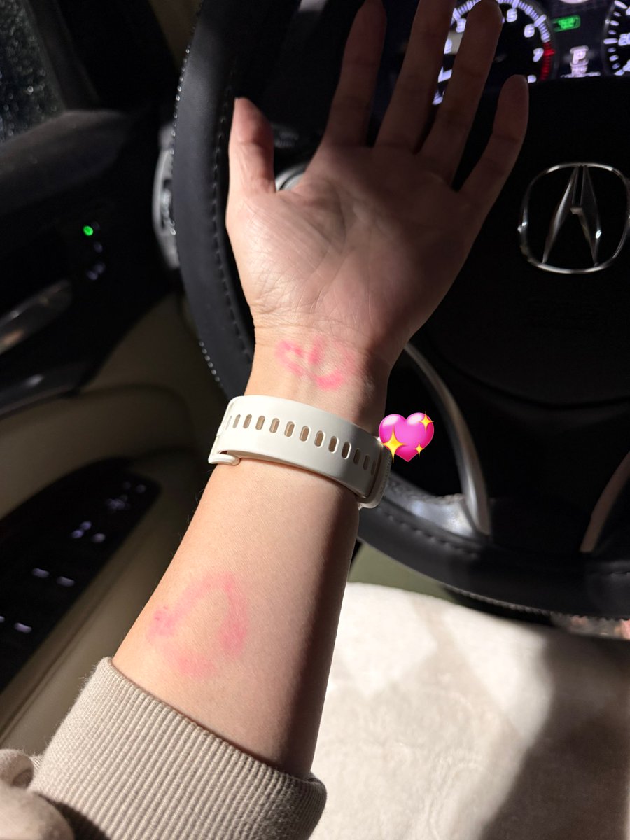 novmbr_nam's tweet image. 2026年最初はHot yoga sculptのクラス。暗闇で光るペンで身体にイタズラ書きしてみんなで光って⤴️⤴️

ちなみに今年の初夢はジムインしてる夢でした笑 今年は身体変わるかな？🥹

#SweatItOut  #HotYoga  #GlowintheDark