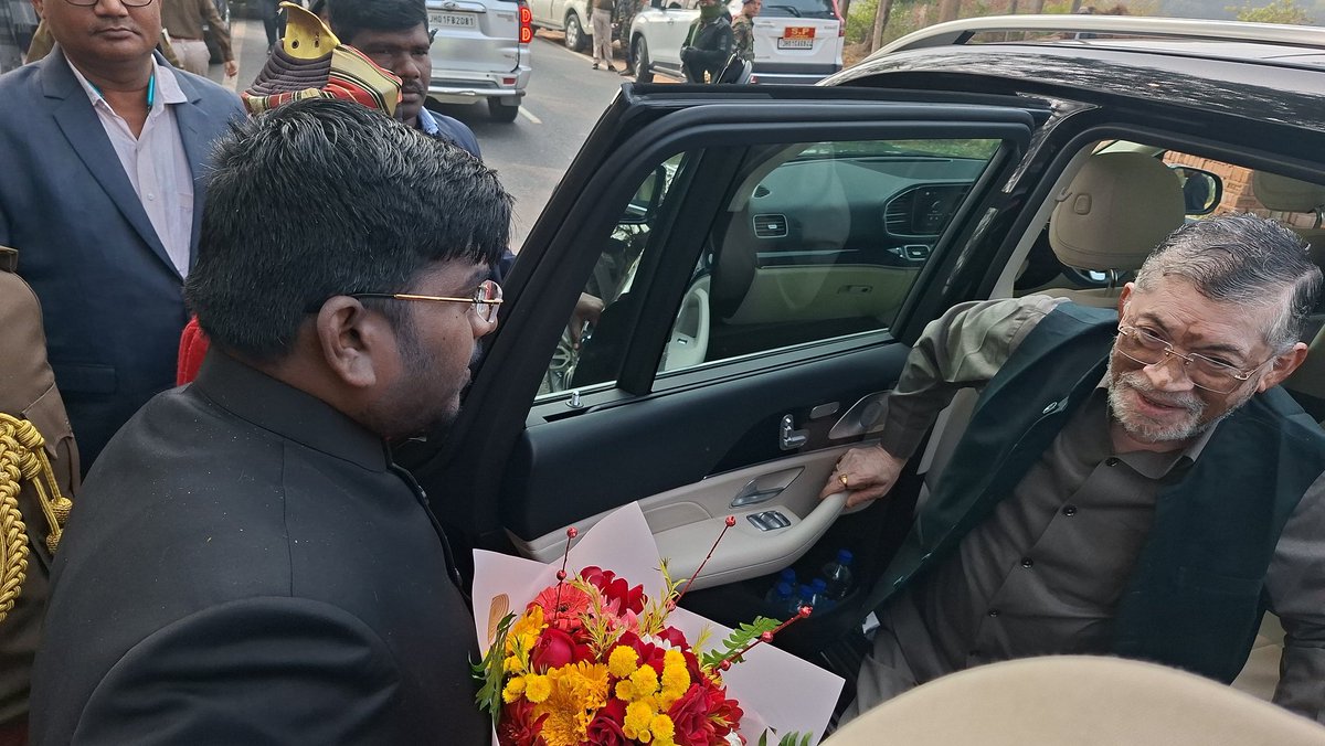 आज माननीय राज्यपाल महोदय श्री संतोष कुमार गंगवार के आगमन पर जामताड़ा जिला बॉर्डर (अगैया मोड़) में पुष्प गुच्छ देकर स्वागत किया। 
<a href="/jhar_governor/">Governor of Jharkhand</a>
<a href="/JharkhandCMO/">Office of Chief Minister, Jharkhand</a> 
<a href="/prdjharkhand/">IPRD Jharkhand</a>