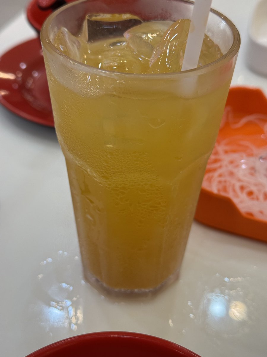 กดชาไทยกับเก๊กฮวยในแก้วเดียวกัน สภาพออกมากลายเป็นน้ำท่อม