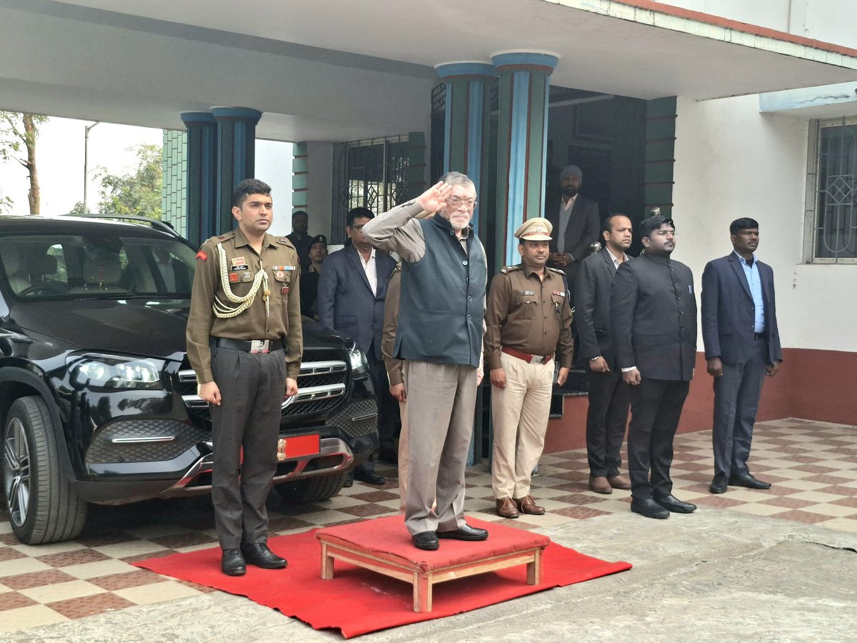 आज माननीय राज्यपाल महोदय, श्री संतोष कुमार गंगवार के जामताड़ा परिसदन भवन आगमन पर जिला प्रशासन द्वारा गॉड ऑफ ऑनर दिया गया। <a href="/jhar_governor/">Governor of Jharkhand</a> <a href="/prdjharkhand/">IPRD Jharkhand</a> <a href="/JharkhandCMO/">Office of Chief Minister, Jharkhand</a>
