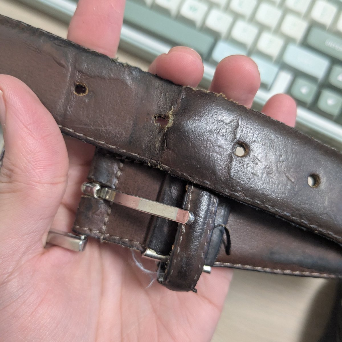 いつも使ってるベルトの芯材が折れた様で買い替え。
よく考えたら大学生の時にバイトしてたユニクロで買ったので15年程…？すげぇ