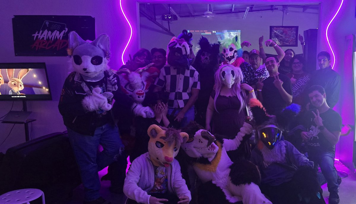 FURRY GAMIMG WAS  A SUCCESS!! 
Such a great way to end #FursuitFriday 

The owner even put on Zootopia for us lmao