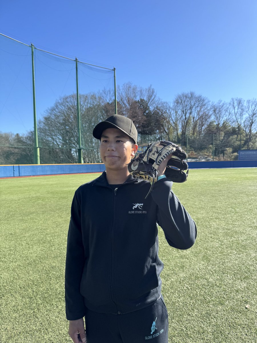 新しいグラブに刺繍されたマコツメカワウソと同じ表情をする #門脇誠