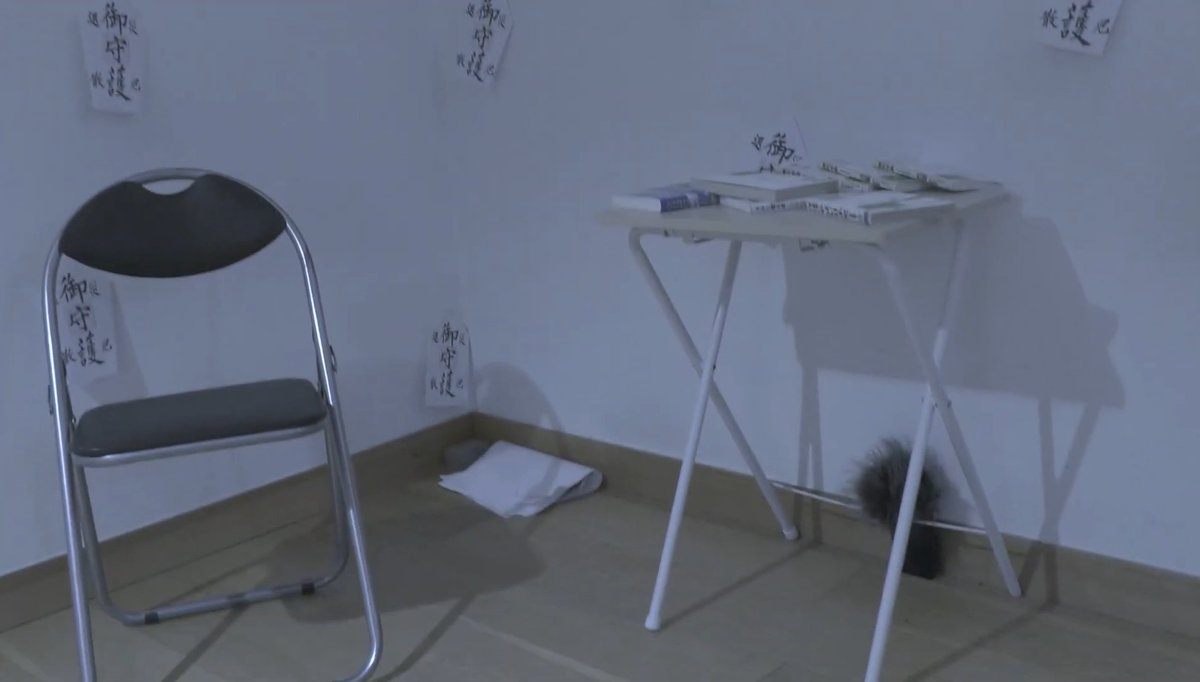 10分ほどの短編ホラー『遺作【ホラー】』をYouTubeで鑑賞。映画監督の霊が出ると噂の部屋に霊媒師を呼びドキュメンタリーを撮影するが...胡散臭い霊媒師たちがとにかく気になって怖がる暇もないけれど、最後の最後にはゾッとする？面白い展開と意外なオチで楽しませてもらえる作品でした。