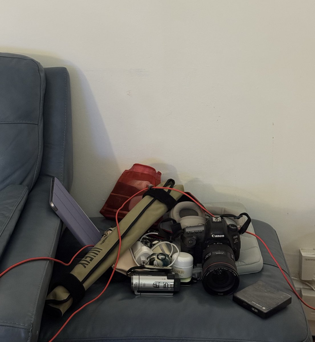 把家变成我的杂物间.. 感觉这个小沙发很好地体现了我最近乱乱的无序生活