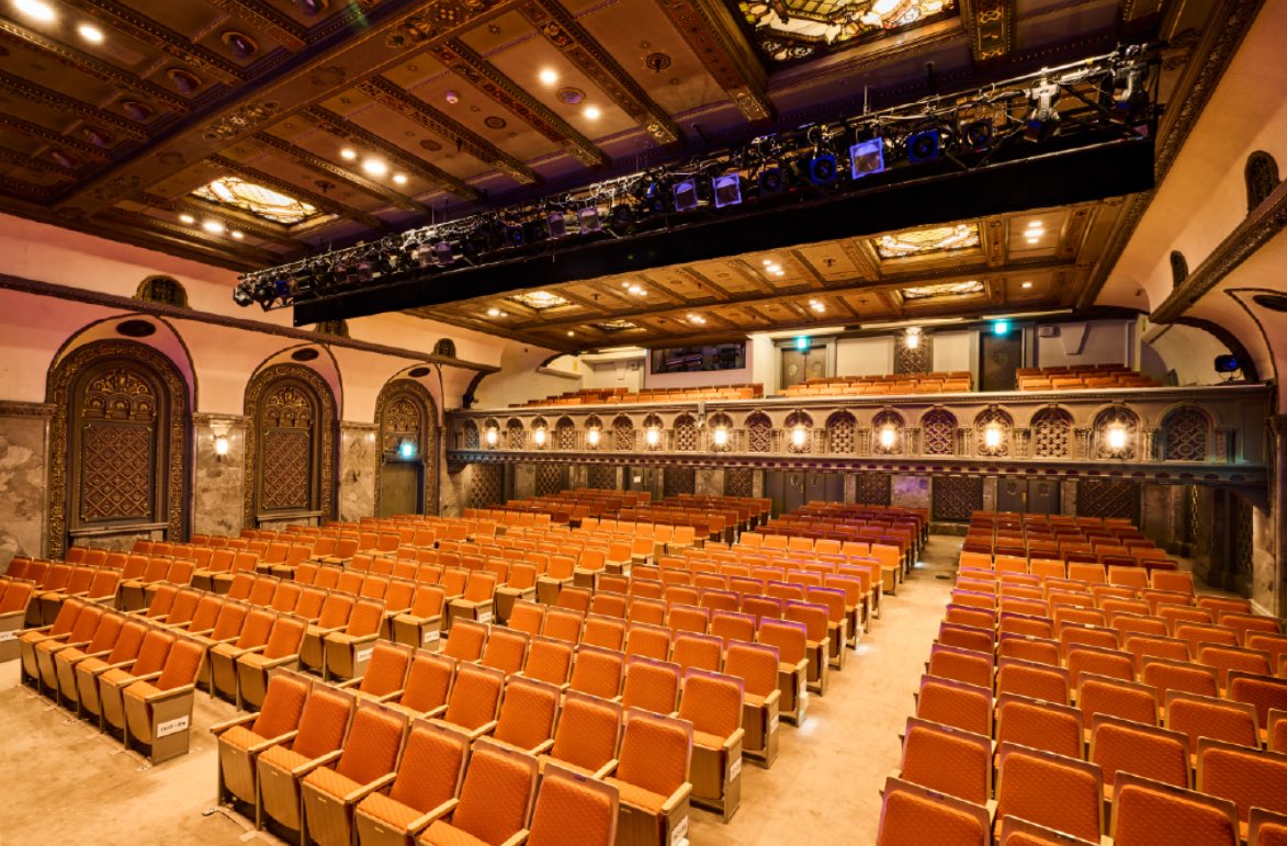 ㊗️【2026 三越カルチャーサロン｜三越の初夢 福袋】🎍
― 100年の歴史を誇る舞台で、あなたが“音楽を紡ぐ瞬間” ―

来年、創立100周年を迎える
国登録有形文化財（建造物）
三越劇場 を
1組さま限定で貸切。

プロフェッショナル・オーケストラを
実際に指揮する“人生に一度の初夢体験”。