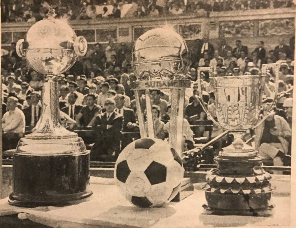 1903Academia's tweet image. #Racing siempre pionero

Fue el 1er club argentino que pudo exhibir en su estadio la Triple Corona más deseada:

🇦🇷Campeonato de Liga 1966
🏆Libertadores 1967
🌎Intercontinental 1967