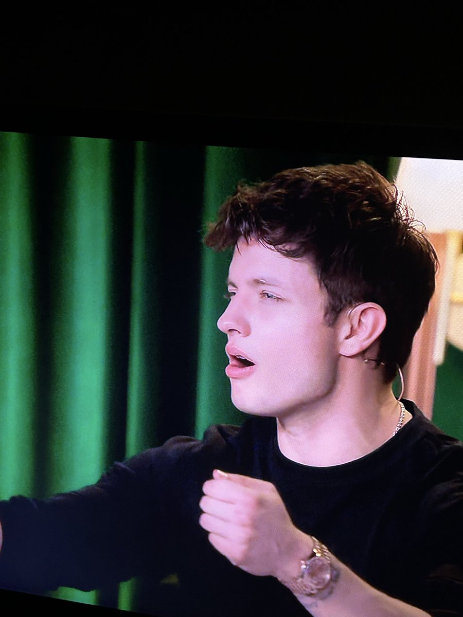 simplysaraw's tweet photo. The holidays are over but this whole interaction will forever be one of my favorite holiday memories going forward 😂 #ifyouknowyouknow #unwrapped @mattrife https://t.co/JG2dt07SDx