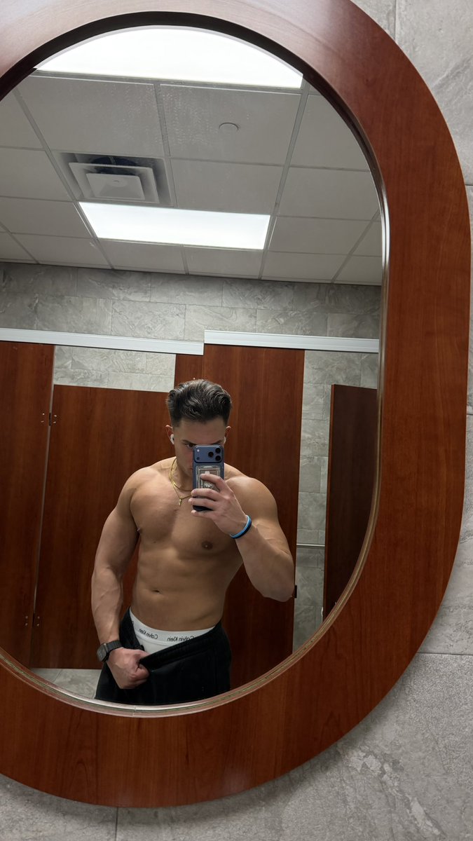 alphaking333's tweet image. it's Friday losers. I want those paychecks. space in a lil