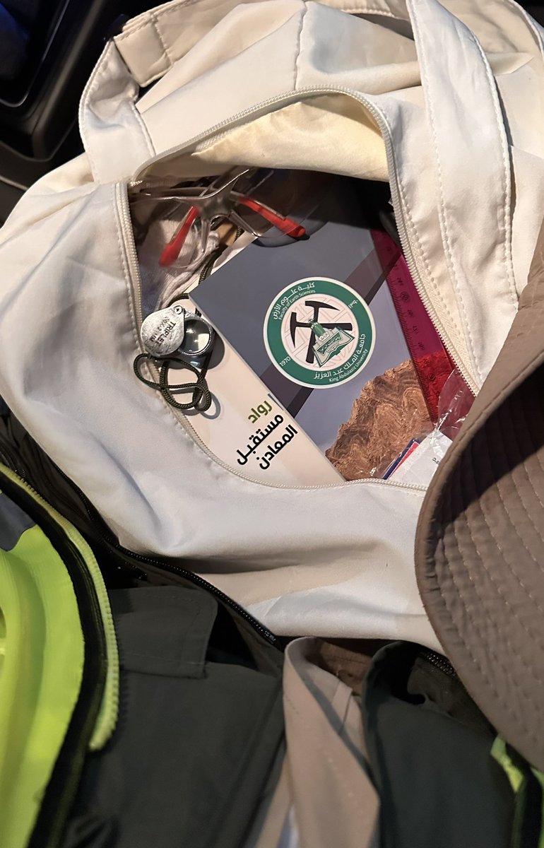 Lamar_Sohil's tweet photo. January 3rd, 07:11

Day one of field training as a geoscience student at KAU ⛏️⛰️
Energy 💯
Focus 💯
Stress 💯

#كلية_علوم_الأرض
#جامعة_الملك_عبدالعزيز https://t.co/OrGit8264w