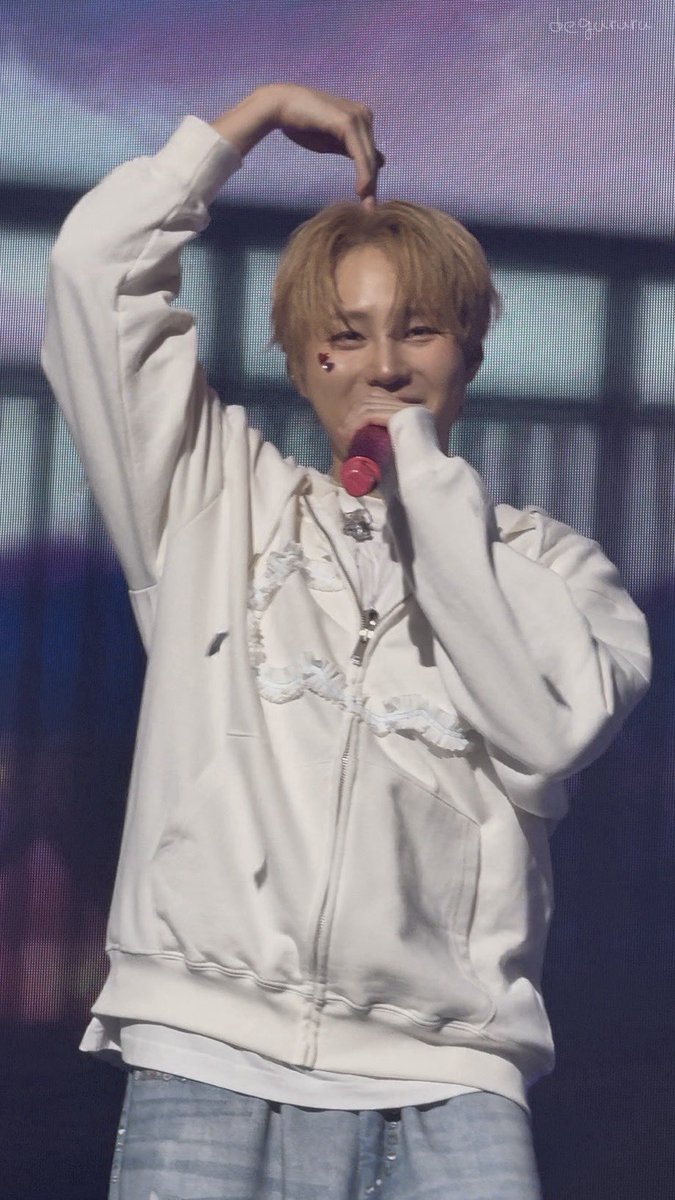 withseng0322's tweet photo. 251231 하성운 팬미팅

사랑둥이야 🫶🏻
초점 나갔는데 너무 이쁘게 웃음..❤️‍🔥

#하성운_Tell_The_World 
#하성운팬미팅 
#하성운 https://t.co/QkceVdKPoF
