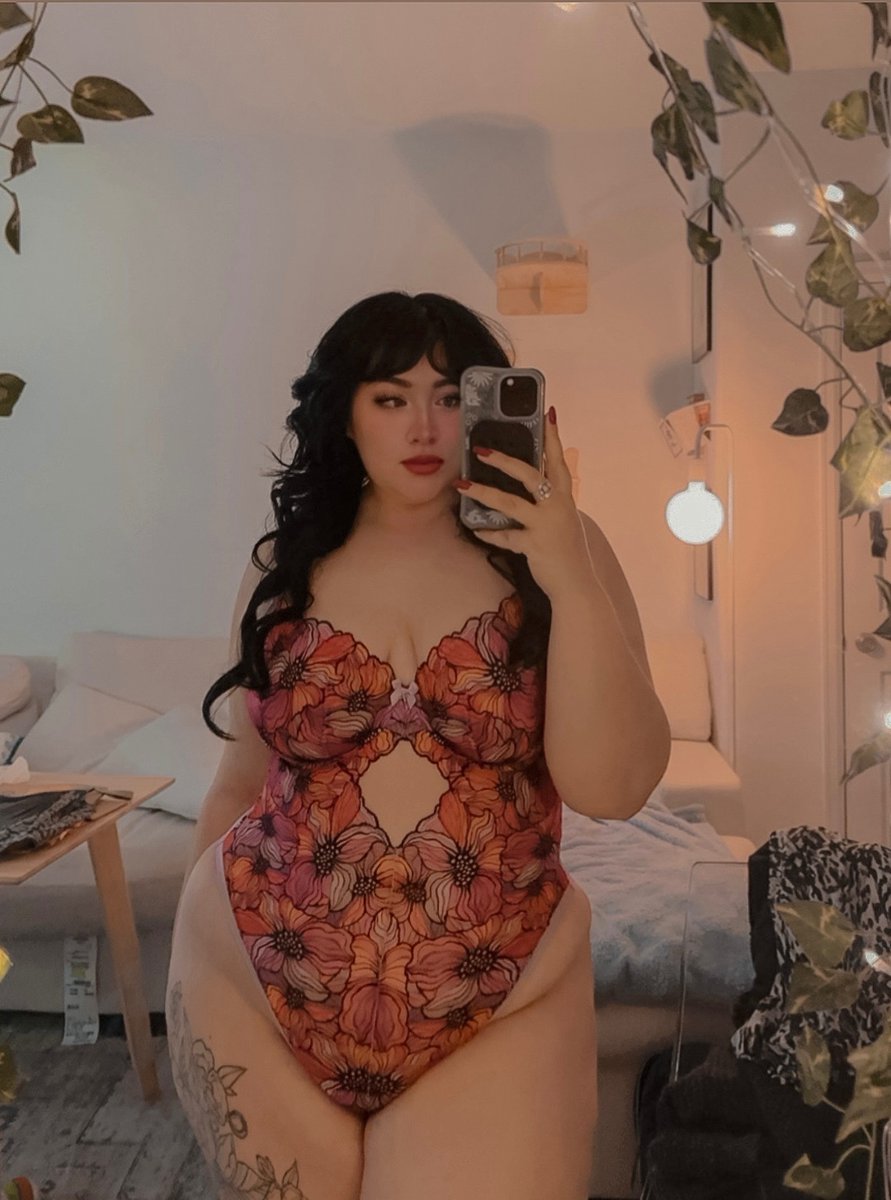 Maple_Divine's tweet photo. PAWG girlfriend? https://t.co/2SWeu5U2H0
