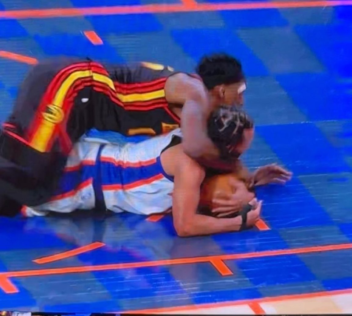 hyattwatcher's tweet image. Describe jalen brunsons whistle in 1 call (this was called a jump ball)