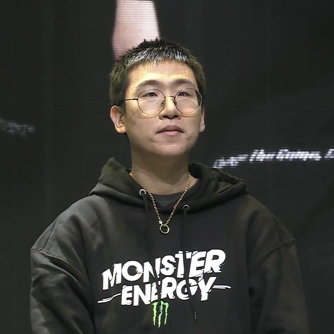 쵸빡이는 모자 쓰고 룰빡이는 모자 안 쓰고
그냥 너무 웃기다