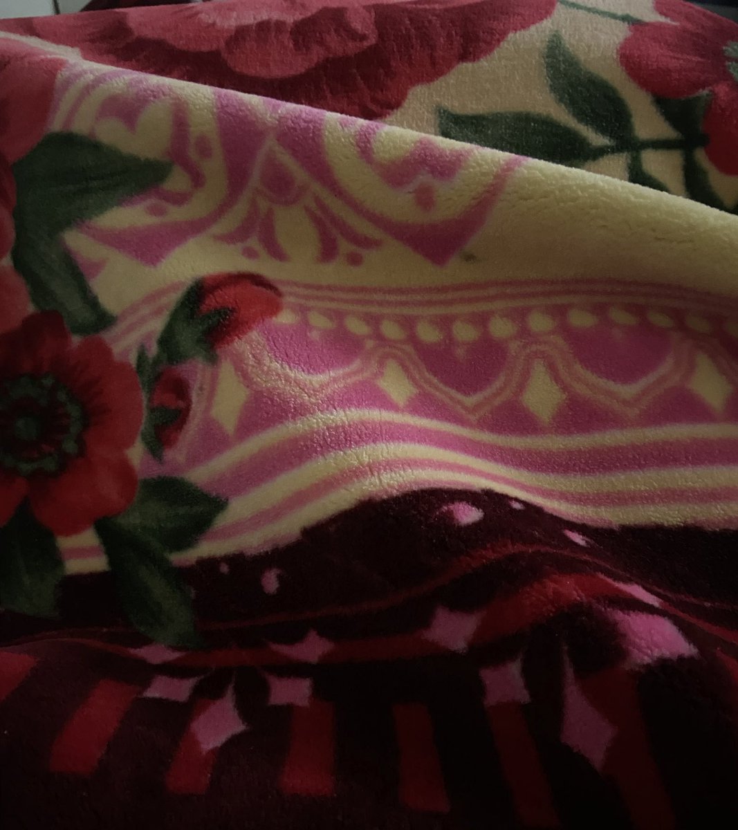 ماقدرت تنام من البرد

البطانيه الي فالدولاب من عهد جدك التاسع وهي طالعه تخليك تنام يومين