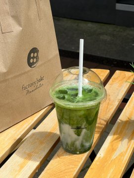 UIveevv's tweet image. 生活は無理に力を入れる必要はなく、ひと杯の抹茶の爽やかさと、少しの太陽の温かさがあれば、心がゆっくりと良くなります🥤