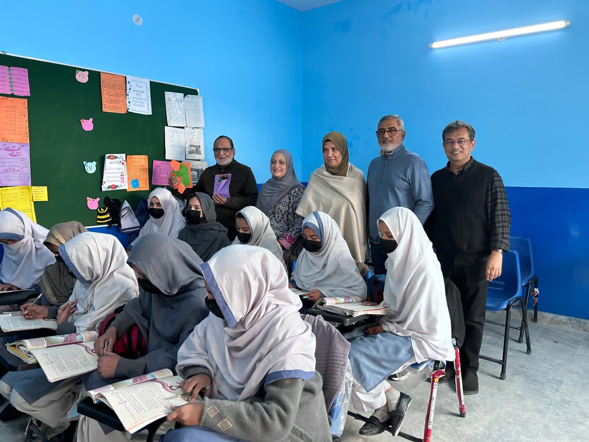 BaithakSchools's tweet photo. Dr. Nadeem Ahmed Gill, Chairman BSSNA, visited Baithak School Sheen Bagh Razia Sultana Campus, Nowshera. Sharing meals with students, he witnessed their passion for learning, reaffirming education as a path to brighter futures.

#BaithakSchoolNetwork #EducationForAll #Slums https://t.co/5muK92ViVY