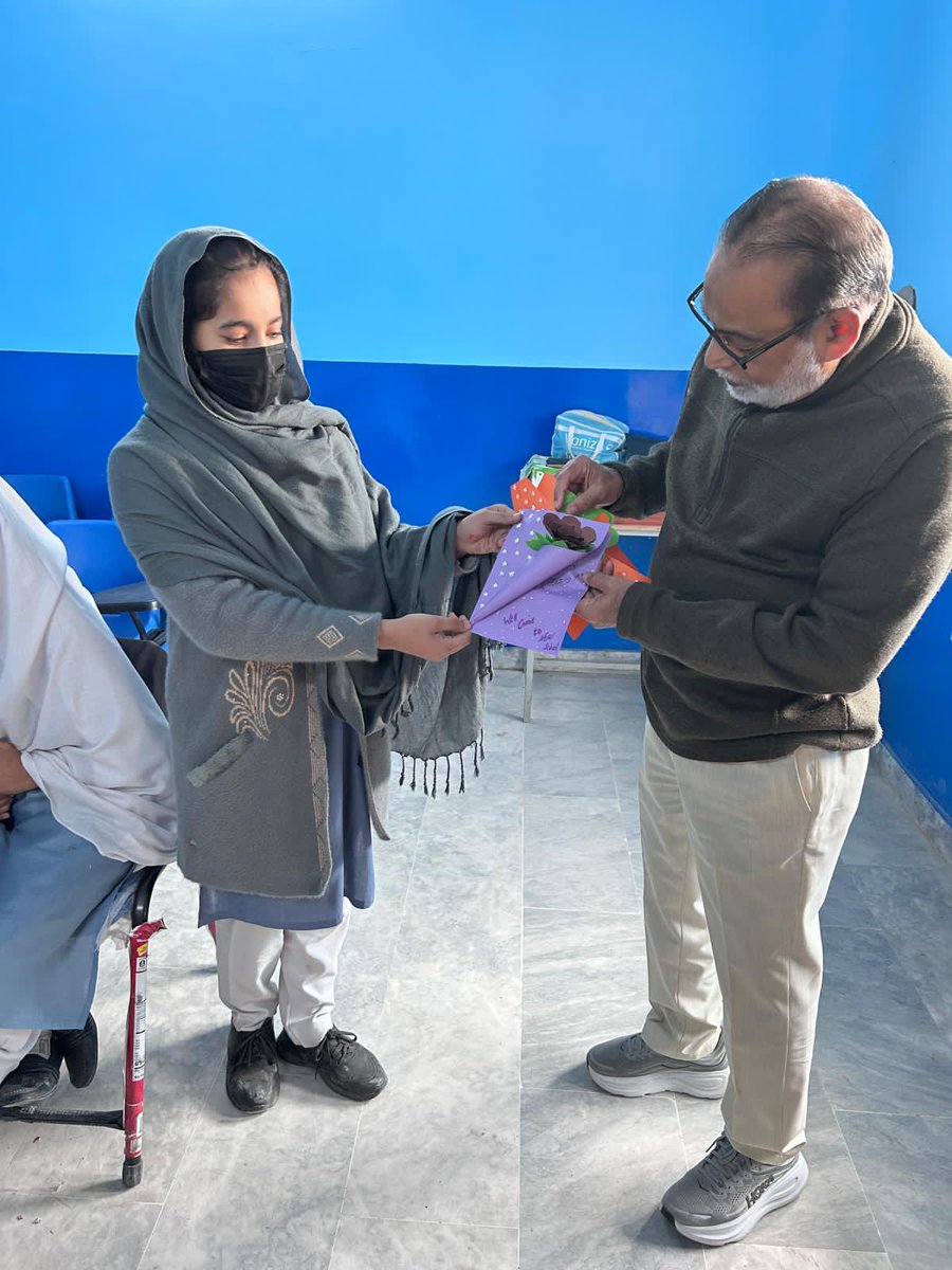 BaithakSchools's tweet photo. Dr. Nadeem Ahmed Gill, Chairman BSSNA, visited Baithak School Sheen Bagh Razia Sultana Campus, Nowshera. Sharing meals with students, he witnessed their passion for learning, reaffirming education as a path to brighter futures.

#BaithakSchoolNetwork #EducationForAll #Slums https://t.co/5muK92ViVY