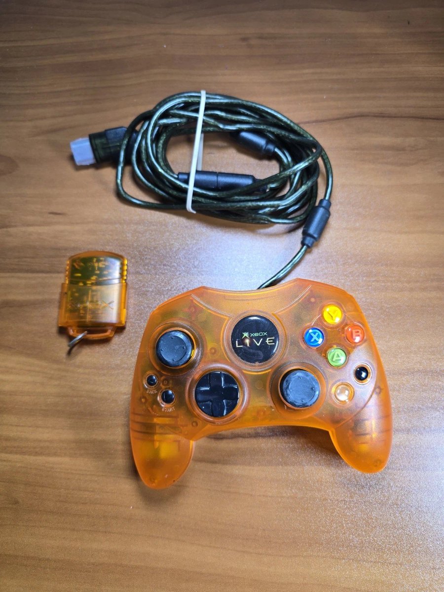 RobertDaleSmith's tweet image. OG Xbox Live employee-only controller... $6k 🙈🙉🙊🎮