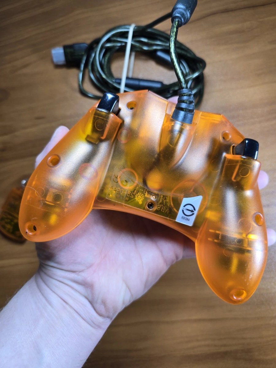 RobertDaleSmith's tweet image. OG Xbox Live employee-only controller... $6k 🙈🙉🙊🎮