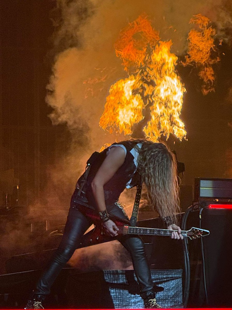 joelhoekstra13's tweet photo. A couple cool shots with the Gibson 50th Anniversary V from Washington DC! #TSO2025 #TSOtime 

📸-@JHoekstraFans https://t.co/tm9GPxkcA1